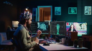 EEG kulaklığı kullanan bilgisayar mühendisi beyin makine arayüzü kullanarak zihin yükleme işlemini başlatıyor. Bilinç aktarımı için nörolojik aygıt kullanan bir adam siber uzaya, daktilo kodu, kamera B