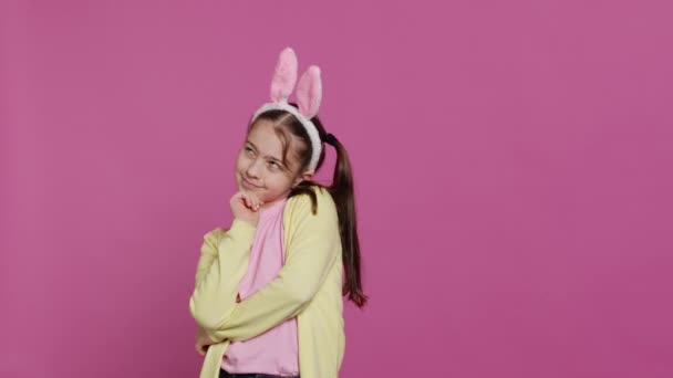 Uśmiechnięta Dziewczynka Marząca Prezentach Jedzeniu Niedzielne Święto Wielkanocne Podekscytowana Wiosennymi — Wideo stockowe