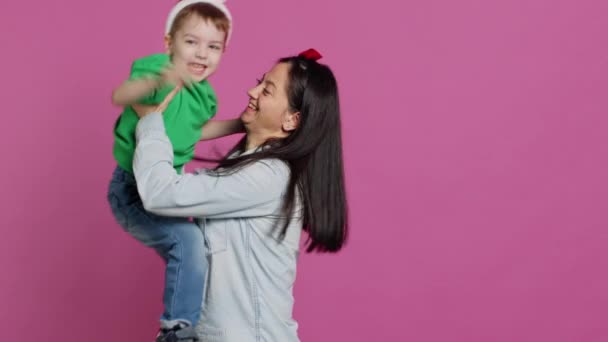 Mama Își Ridică Băiețelul Sărută Studio Arătând Dragoste Îmbrățișând Copil — Videoclip de stoc
