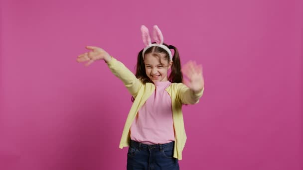 Entzückend Niedliches Kind Das Hasenohren Aufsetzt Und Die Kamera Winkt — Stockvideo