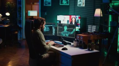 Hacker 'ın yüklediği duygulu yapay zeka diske evrildi ve bunu şeytani beyin planı için kullanmayı planlıyor. Düzenbaz programcı, zararlı yazılım virüslü yapay zeka robotunu kartuş kutusuna yerleştirdi. Kamera B