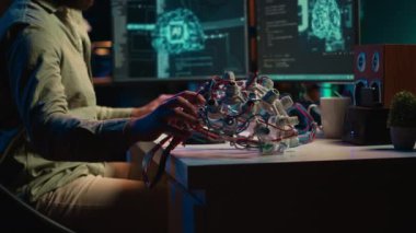 İnsan zihni sanal bilgisayar dünyasına aktarmak için EEG kulaklığı takar ve yapay zeka ile bir olur. Bilinç aktarımı için fütüristik nörolojik teknoloji kullanan mühendis, kamera A