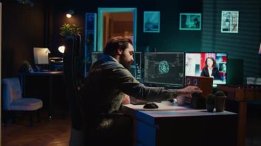 Gizli diski PC 'nin içine yerleştiren adam. Duyarlı yapay zeka el sallıyor, karşılama yaratıcısı. Bilimadamları gizli kartuşları bilgisayara yerleştiriyor, yapay zekayı uyandırıyor, kamera B