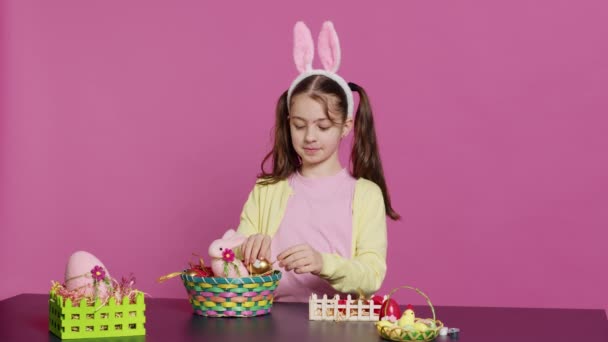 Criança Sorridente Bonito Decorar Uma Cesta Com Ovos Páscoa Pintados — Vídeo de Stock