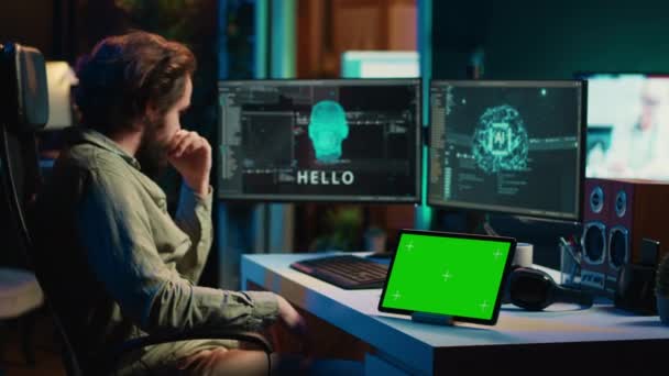Entwickler Mit Green Screen Tablet Aktualisierung Künstlicher Intelligenz Maschinelles Lernen — Stockvideo