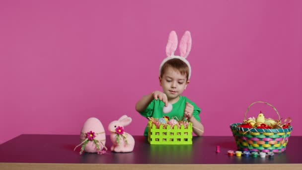 Ενθουσιασμένος Μικρό Παιδί Διακόσμηση Καλάθια Αυγά Και Γρασίδι Για Προετοιμαστούν — Αρχείο Βίντεο