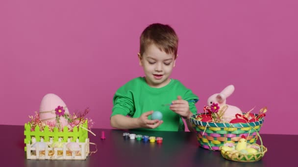 Pequeño Niño Alegre Confeccionando Decoraciones Hechas Mano Pascua Pintando Con — Vídeo de stock