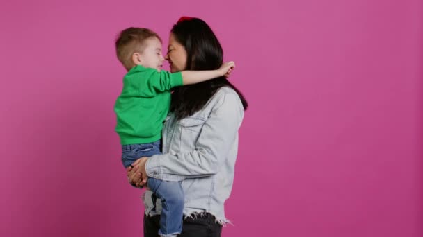 Menino Pequeno Adorável Abraçando Sua Mãe Brincando Divertindo Contra Fundo — Vídeo de Stock