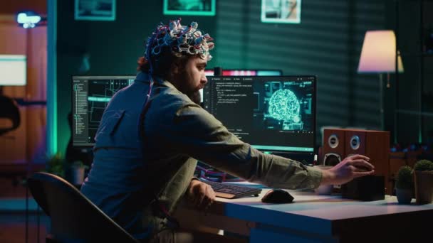 Expert Using Eeg Headset Machine Learning Upload Brain Computer Gaining — Stock Video
