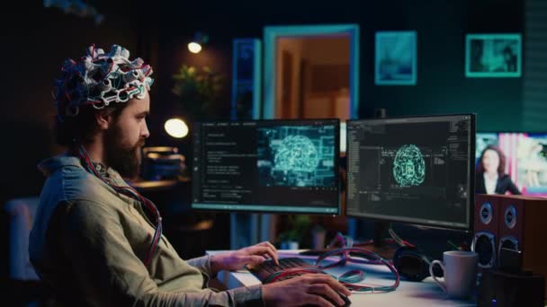 Eegヘッドセットを作ろうとするコンピュータエンジニア 脳機械転送の研究 Sfオンライン意識のアップロードを行っている男 シミュレーションから超越しようとしています カメラB — ストック動画