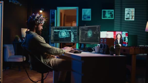 Deweloper Korzystający Zestawu Słuchawkowego Eeg Przesyłania Mózgu Komputera Osiągając Nieśmiertelność — Wideo stockowe