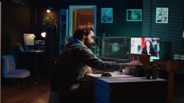 感覚的なAi手を含むPcに分類されたディスクを挿入する男 グリーティングクリエイター コンピュータに機密カートリッジを配置する科学者 目覚め自己認識人工知能 カメラB — ストック動画