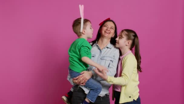 Adorable Familia Encantadora Mostrando Amor Riendo Cámara Los Niños Sienten — Vídeos de Stock
