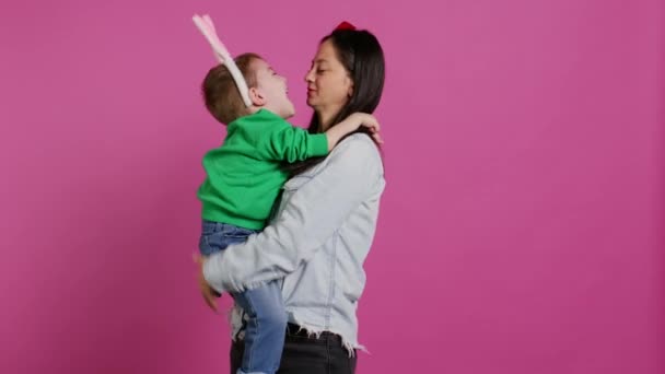 스튜디오에서 사랑을 보여주는 귀여운 어머니와 포옹과 그녀의 아들에게 사랑스러운 가족이 — 비디오