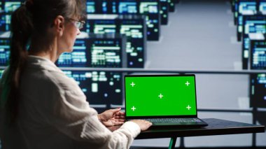 Sunucu çiftliğinde becerikli sistem yöneticisi hızlı ve verimli bir şekilde karmaşık hesaplamalar ve veri analizi yapabilen, çöküşleri önlemek için model dizüstü bilgisayar kullanan üst düzey yükleri barındırır