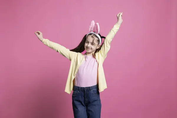 Słodkie Małe Dziecko Tańczące Przed Kamerą Studyjną Pozujące Pewnością Siebie — Zdjęcie stockowe