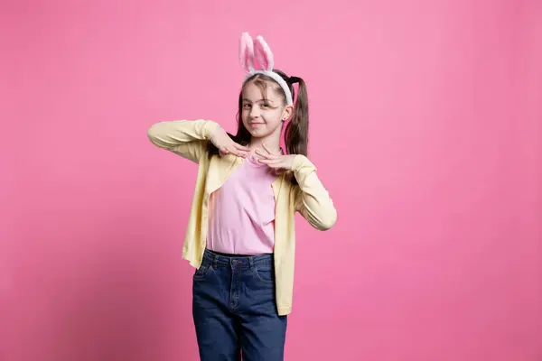 Uroczy Dzieciak Noszący Królicze Uszy Wielkanocną Sesję Zdjęciową Studio Świętujący — Zdjęcie stockowe