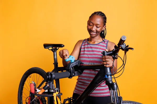 Mujer Negra Enérgica Haciendo Ajustes Reparando Bicicleta Con Herramientas Especializadas —  Fotos de Stock