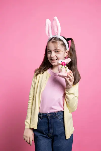 Αξιολάτρευτο Μικρό Παιδί Κρατώντας Ένα Χνουδωτό Ροζ Κουνέλι Παιχνίδι Στην — Φωτογραφία Αρχείου