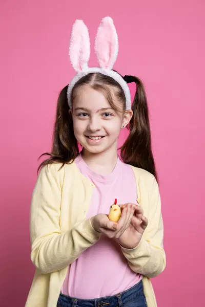 Μικρό Χαμογελαστό Κορίτσι Που Κρατάει Μια Αξιολάτρευτη Γεμιστή Γκόμενα Μπροστά — Φωτογραφία Αρχείου