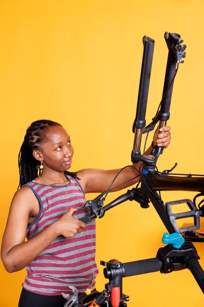 Kararlı Afro Amerikan Bayan Sarı Arka Planda Bisiklet Kulaklığı Gidonu — Stok fotoğraf
