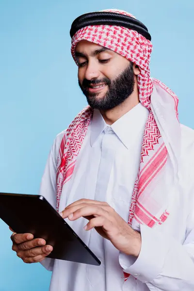 Persona Musulmana Sorridente Vestita Con Abiti Tradizionali Utilizzando Tablet Digitale — Foto Stock