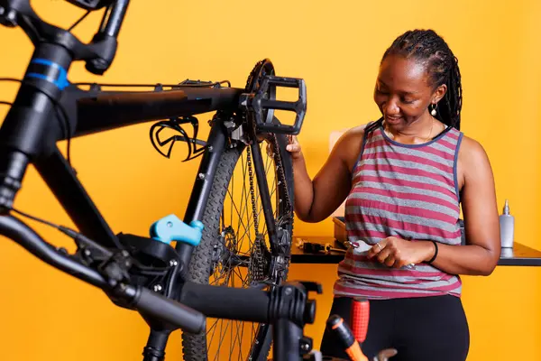 Enérgica Dama Afroamericana Expertamente Repara Rueda Bicicleta Con Herramientas Especializadas —  Fotos de Stock