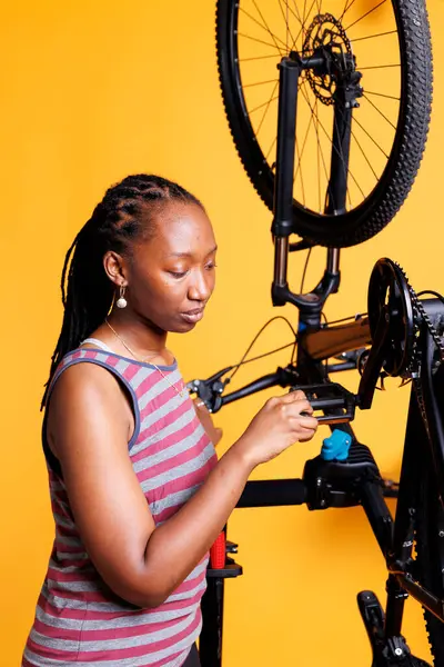 Desportivo Afro Americano Ciclista Feminino Reparação Manutenção Para Garantir Desempenho — Fotografia de Stock