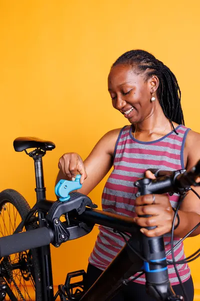 African American Female Cyclist Inspects Her Broken Bicycle Frame Repair — Stock Photo, Image