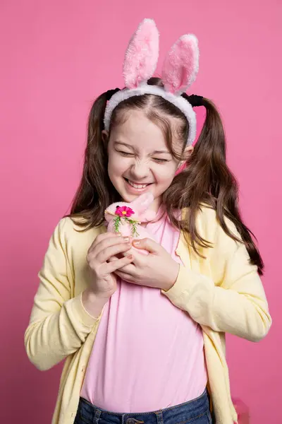 Χαμογελώντας Μικρό Παιδί Αγκαλιάζει Ένα Λούτρινο Κουνέλι Παιχνίδι Στο Στούντιο — Φωτογραφία Αρχείου