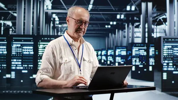 Skilled Professional Expertly Managing Data While Navigating Industrial Server Room — Stock Photo, Image