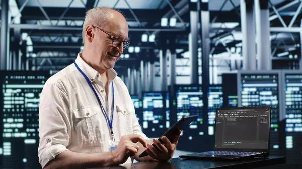Antiguo Administrador Del Sistema Centro Datos Resolviendo Tareas Tableta Mientras — Foto de Stock