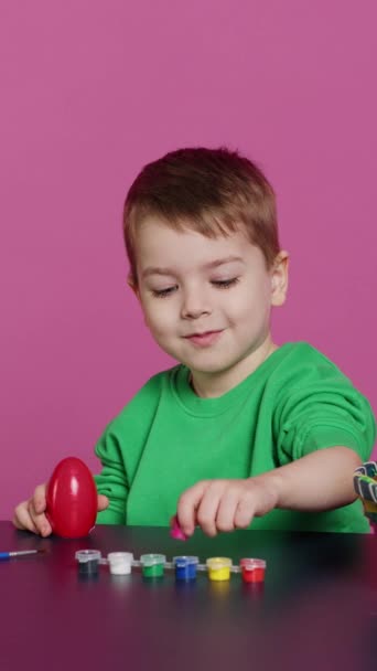 Vidéo Verticale Petit Enfant Extatique Utilisant Aquarelle Pinceaux Pour Décorer — Video