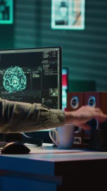 Dikey video Geliştirici, PC 'ye disk yerleştiriyor. Bilinçli yapay zeka el sallıyor, yaratıcıyı selamlıyor. Bilgisayara yerleştirilen kartuşlar, uyanan benlik yapay zeka, kamera A