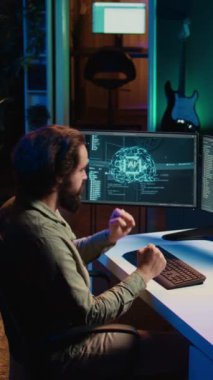 Dikey video programcılarına yapay zekanın bilinç kazanması, insanlara benzemesi, bilinç kazanması gibi varoluşsal sorular soruluyor. Geliştirici bilgisayardaki yapay zeka ile konuşuyor, kamera B