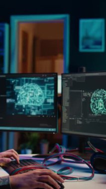 Dikey bilgisayar mühendisi EEG kulaklığını çalıştırmaya çalışıyor, beyin transferini araştırıyor. SF 'nin çevrimiçi bilincini yükleyen adam simülasyondan çıkmaya çalışıyor, kamera B