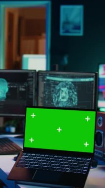 Dikey video programcısına yapay zekanın krom anahtar dizüstü bilgisayarın yanında bilincini kazanmasıyla varoluşsal sorular soruluyor. İzole ekran aygıtı ile yapay zeka ile iletişim kuran adam