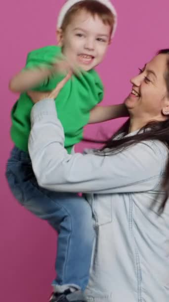 Vídeo Vertical Mãe Levantando Seu Menino Beijando Estúdio Mostrando Amor — Vídeo de Stock