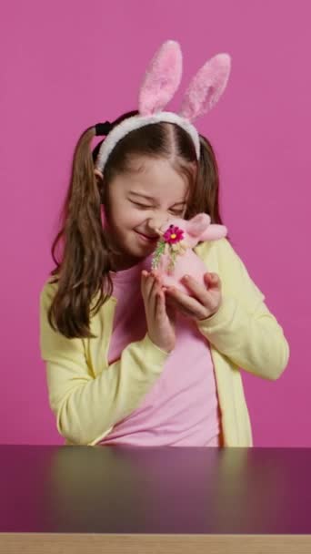 Entzücktes Kleines Mädchen Das Mit Schönen Osterdekorationen Spielt Und Festliche — Stockvideo