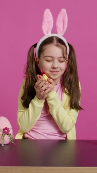 Vidám Kislány Játszik Ünnepi Húsvéti Dekorációk Stúdióban Hozzon Létre Intézkedéseket — Stock videók