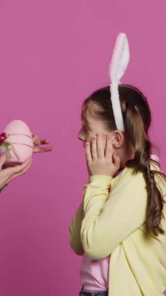 Вертикальне Відео Прекрасна Мати Дивує Свою Дочку Милим Рожевим Яйцем — стокове відео