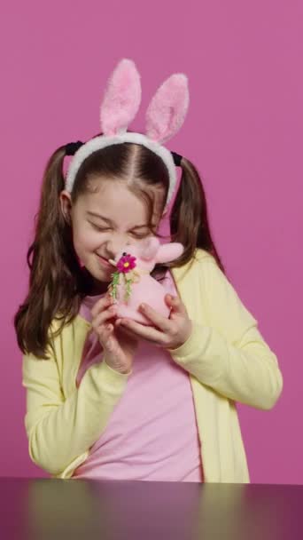 Vertikální Video Radostná Holčička Hrající Krásnou Velikonoční Výzdobou Vytvářející Slavnostní — Stock video