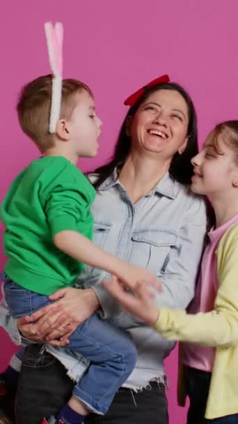 Adorable Belle Famille Montrant Amour Riant Caméra Les Enfants Sentent — Video