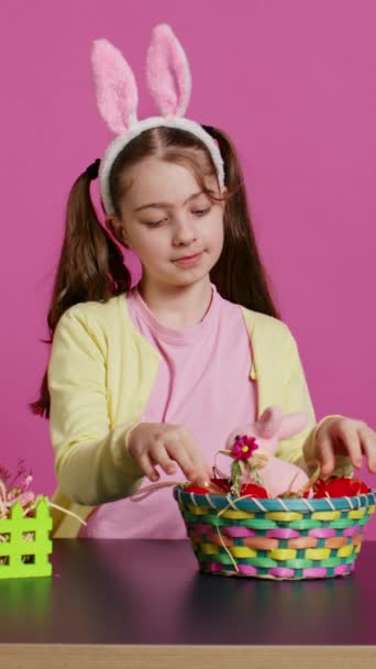 Menina Sonolenta Bocejando Enquanto Ela Arranja Ovos Páscoa Para Decorações — Vídeo de Stock