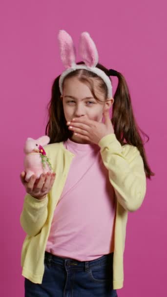 Schönes Kleines Mädchen Mit Hasenohren Das Luftküsse Ins Studio Schickt — Stockvideo
