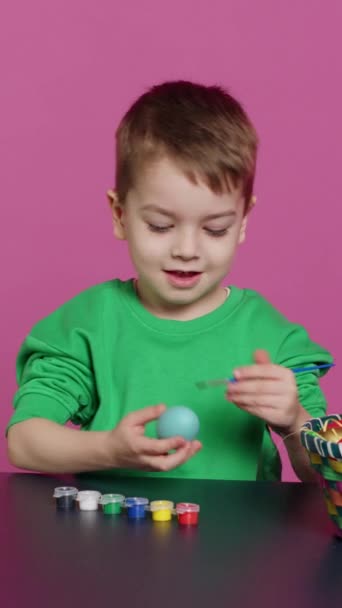 Pionowe Wideo Mały Wesoły Chłopiec Rzemiosło Dekoracje Wielkanocne Ręcznie Malując — Wideo stockowe