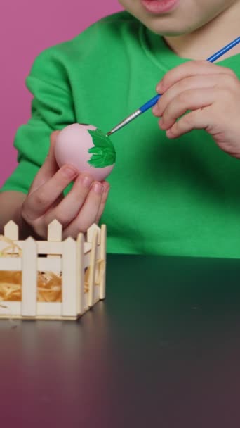 垂直视频快乐幼儿使用水彩画和邮票 及时为复活节庆祝彩蛋 粉色背景 快乐的小兄弟姊妹 用创意设计装饰装饰品 — 图库视频影像