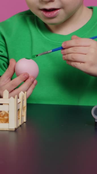 Вертикальное Видео Молодые Очаровательные Дети Раскраски Пасхальные Яйца Акварелью Краски — стоковое видео