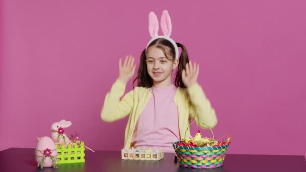 Energetica Ragazza Con Adorabili Orecchie Coniglio Che Salutano Studio Salutando — Video Stock
