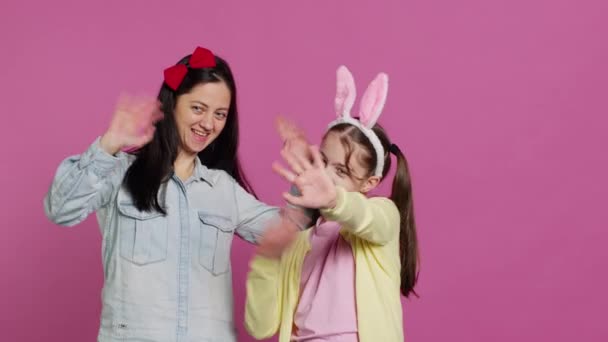 Sorrindo Alegre Mãe Menina Acenando Frente Câmera Divertindo Desfrutando Festa — Vídeo de Stock